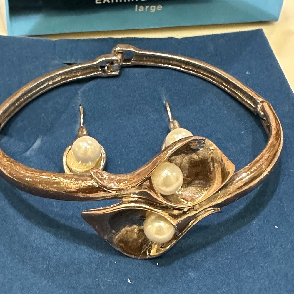 CALLA LILY BRACELET & EARRING GIFT SET - Picture 7 of 16